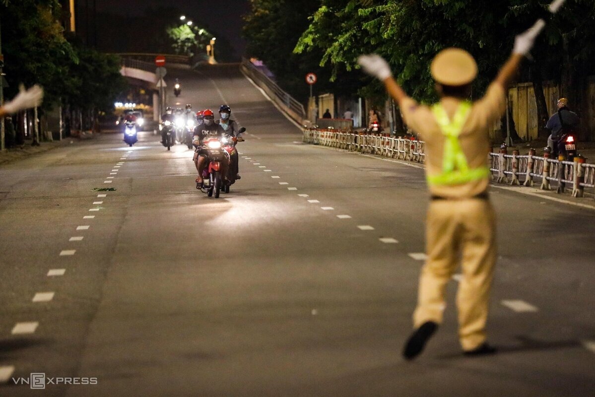 CSGT kiểm tra người đi lại ở chốt kiểm soát trên đường Nguyễn Thái Sơn, quận Gò Vấp, hồi tháng 5/2021. Ảnh: Hữu Khoa.