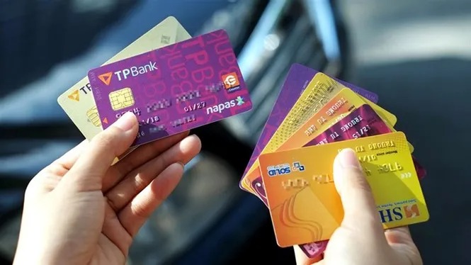 Mọi người dân đều cần phải đi đổi thẻ ATM dạng từ sang dạng chip trước 31/12/2021