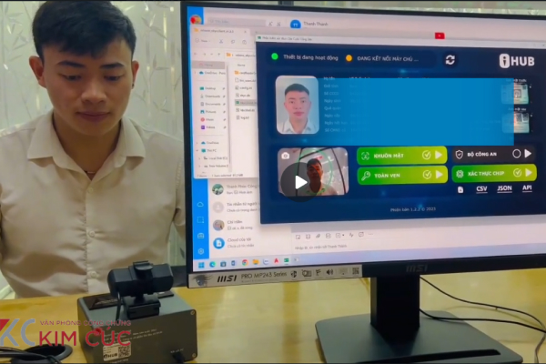 VPCC Phan Thị Kim Cúc trang bị máy xác thực khuôn mặt bằng thẻ căn cước công dân gắn chip